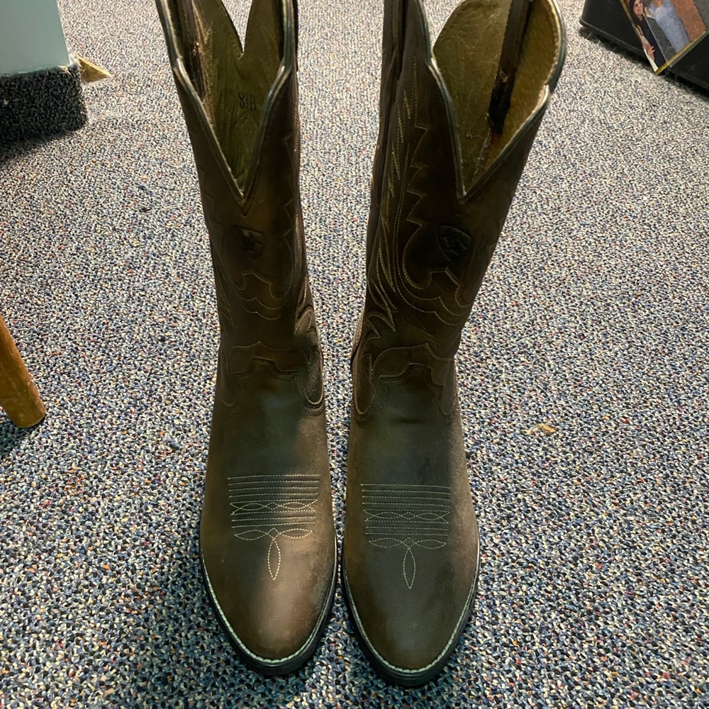 Ariat Brown Western Boots with Embroidered Design - Picture 2 of 6